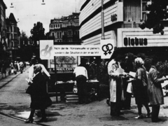 Unterschriftensammlung vor dem Globus Zürich Unterschriftensammlung vor dem Globus Zürich